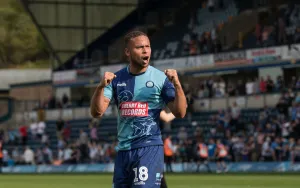 : Curtis Thompson vs Walsall: Intense Moment at Wycombe Wanderers