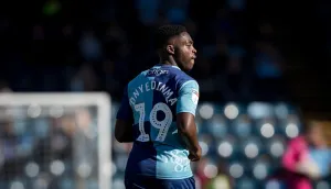 Images Dated 2018 September: Determined Moment: Fred Onyedinma Fights for Wycombe Wanderers against Southend United